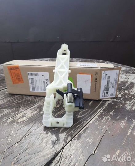 Кронштейн ручки двери hyundai elantra 2008