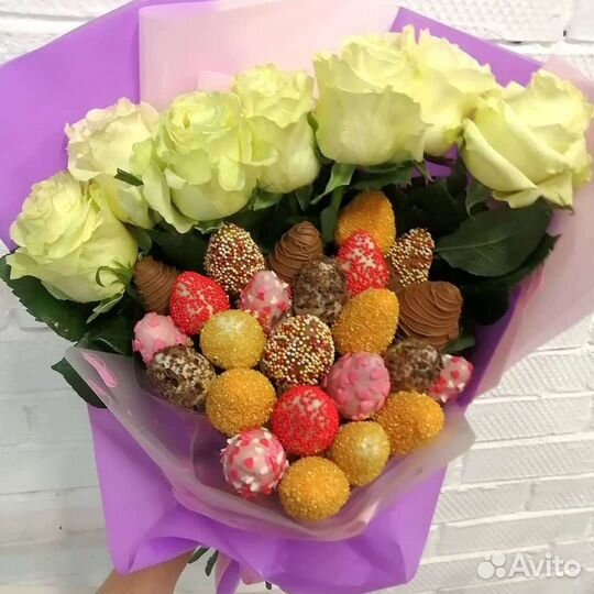 Белые розы и ароматная клубника в шоколаде