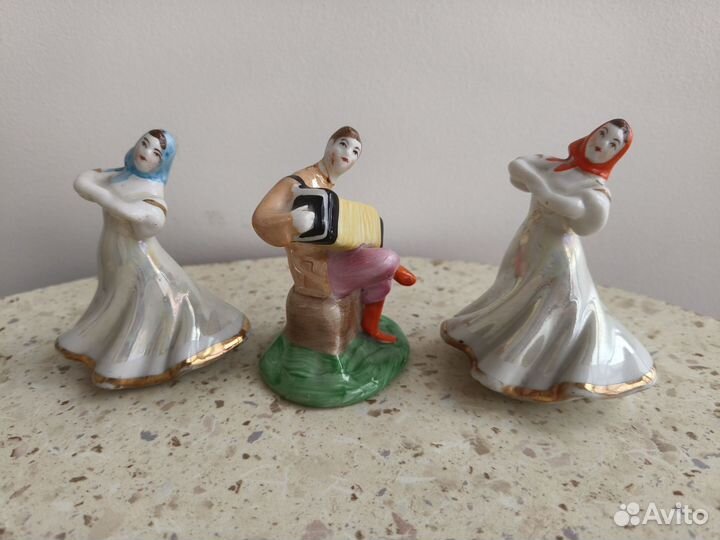 Фарфоровые статуэтки гармонист и танцовщицы