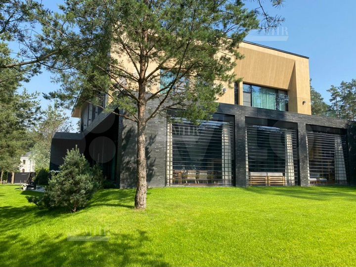 Дом 1150 м² на участке 26 сот.