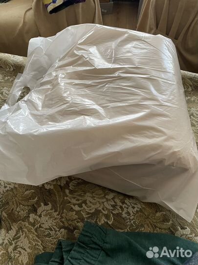 2 пакета с полотенцами и вещами