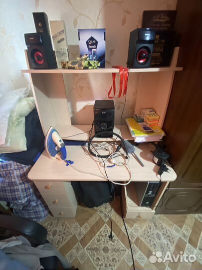 Компьютерный стол с полкой
