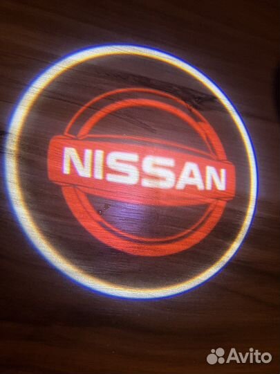 Лазерная проекция логотипа под двери авто