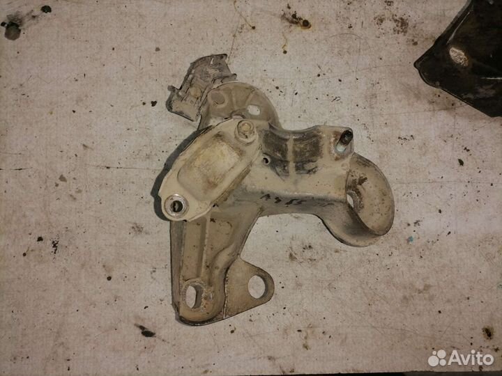 Кронштейн опоры двс AHL 1,6 правый Audi/Volkswagen