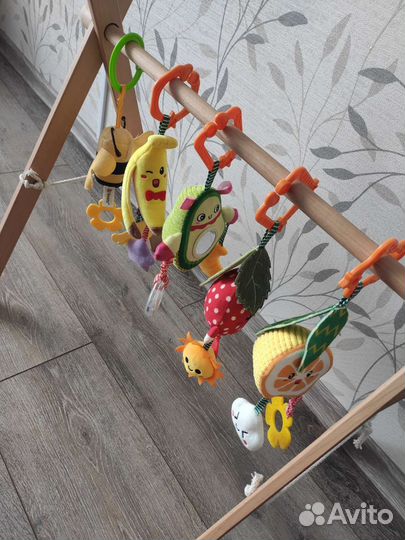 Стойка монтессори с игрушками