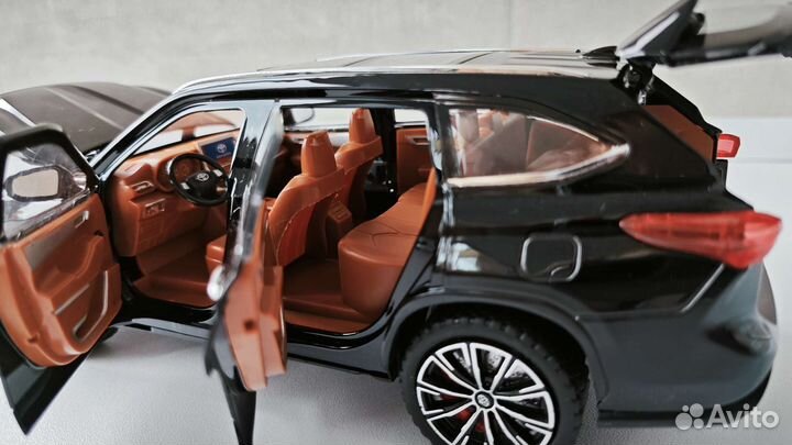Модель Toyota Highlander масштаб 1:24