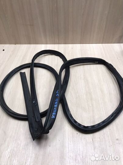 Уплотнительная резинка двери передняя правая