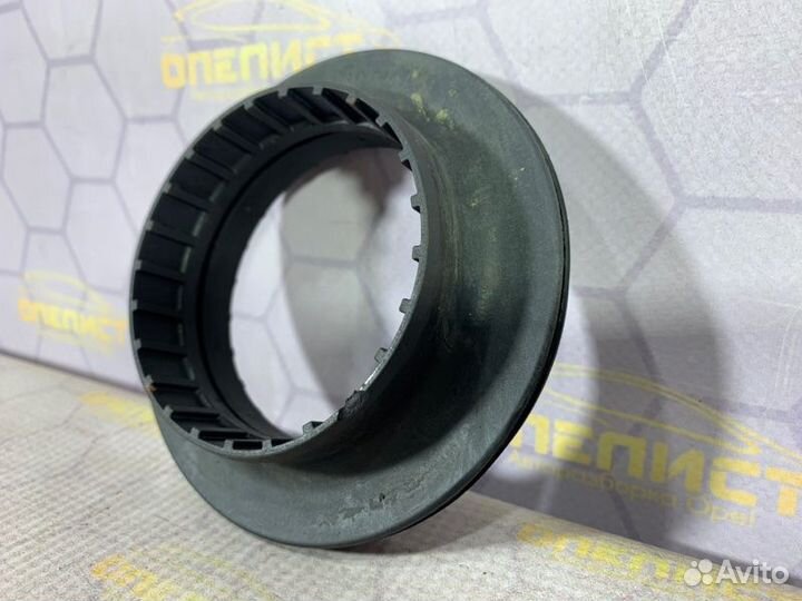 Опора амортизатора Opel Astra H 2010