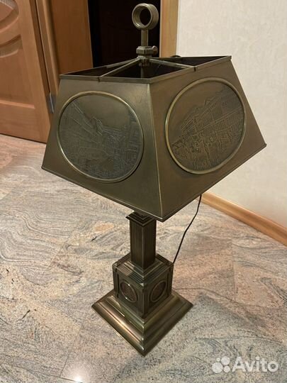 Настольная лампа из металла