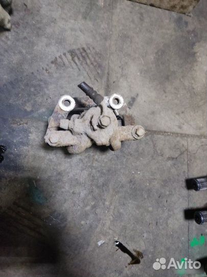 Суппорт тормозной задний левый Honda Cr-V 3