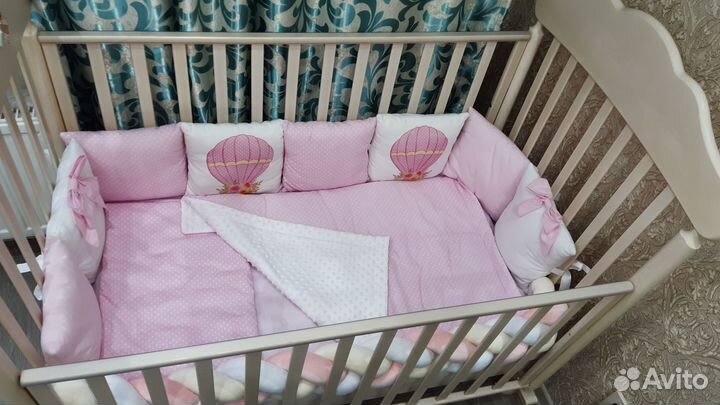 Детская кроватка с маятником