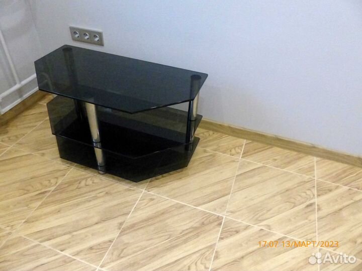 Столик стеклянный угловой под телевизор