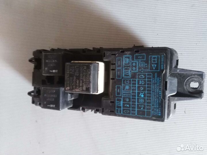 Блок предохранителей mr318828 mitsubishi carisma