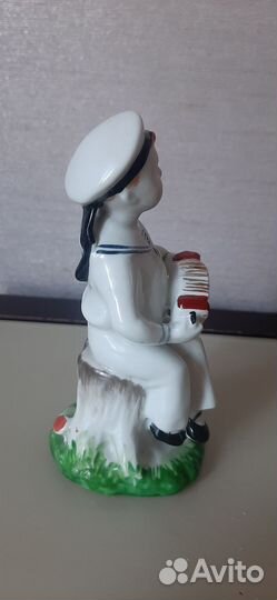 Фарфор. статуэтка Морячок с гармошкой Смелый лфз