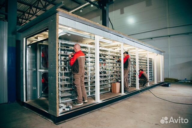 контейнеры с майнинг фермами в промышленной зоне
