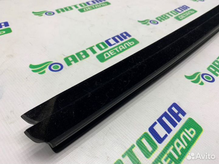 Уплотнитель двери стекла задний левый Mazda 3Bp