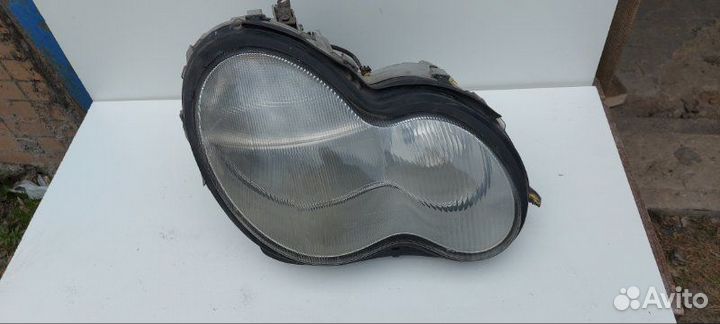 Фара галогеновая передняя правая Mercedes-Benz