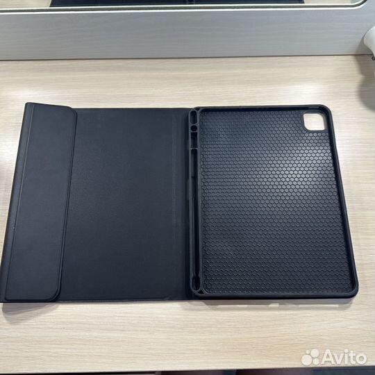 Клавиатура и чехол на iPad pro 11