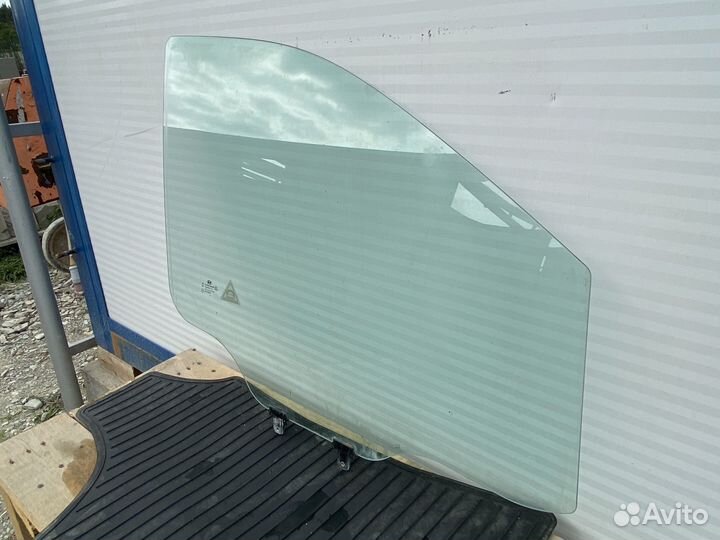 Стекло передней правой двери Hyundai grand starex