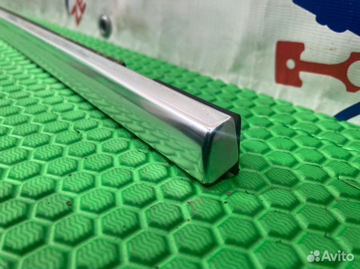 Молдинг стекла задний правый Volkswagen Touareg