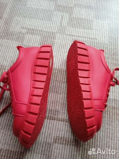 Новые женские и мужские кроссовки