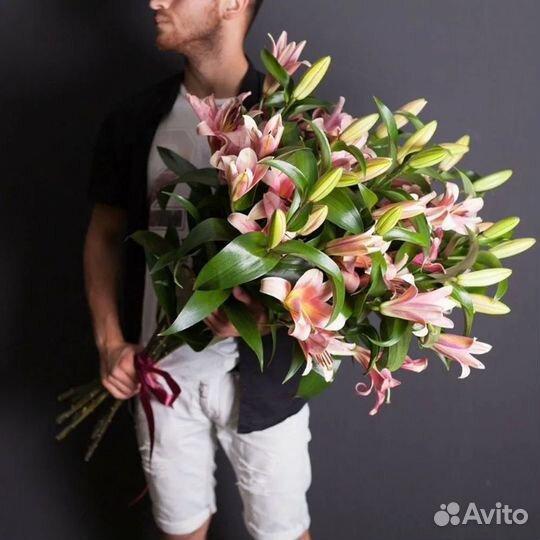 Лилии Букеты из лилий Доставка