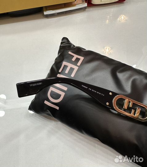 Солнцезащитные очки женские fendi