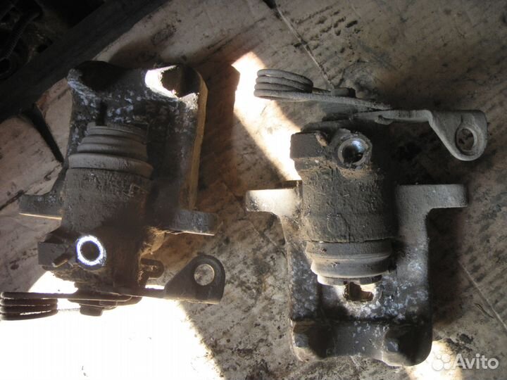 Скоба заднего тормозного суппорта б/у Audi A4 b5