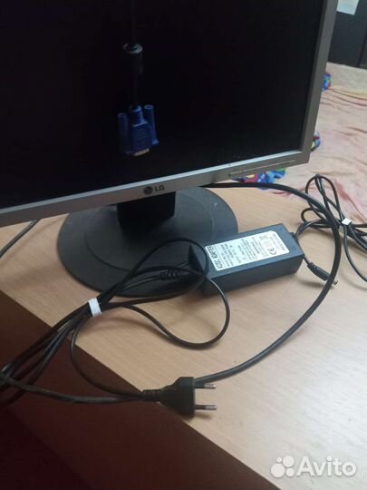 Монитор LG 22