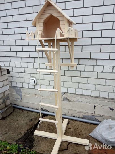 Кормушка-домик для белок и птиц