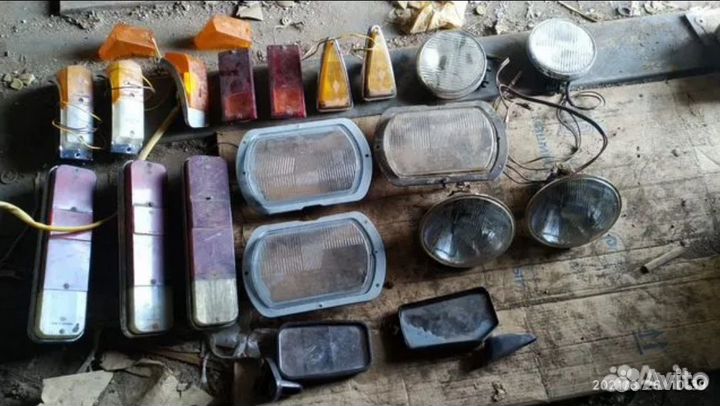 Фары и разные запчасти на москвич