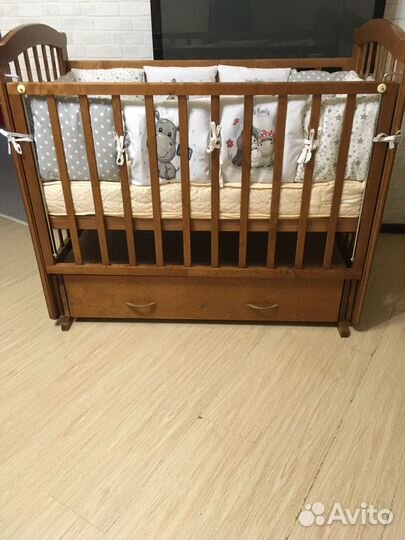 Кроватка- маятник Можга с набором подушечек