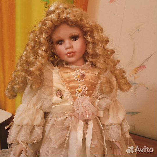 Кукла фарфоровая на подставке