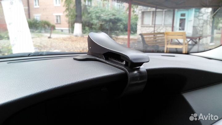 Держатель для смартфона на торпедо автомобиля