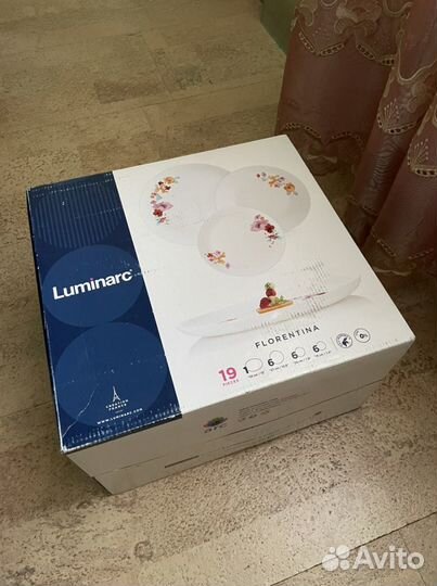 Столовый набор тарелок