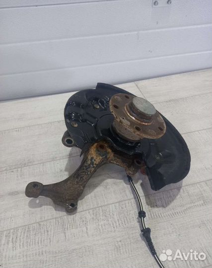 Кулак задний правый VW Volkswagen Jetta 6