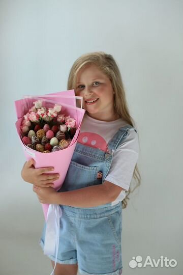 Клубничный букет с кустовой розой