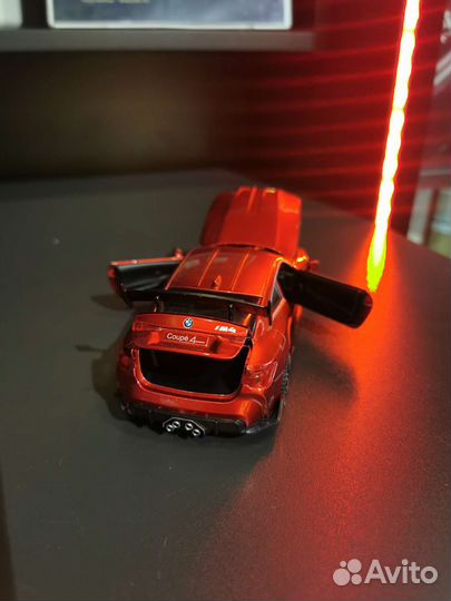 Модель BMW M4 1:32 разные цвета, энерционная