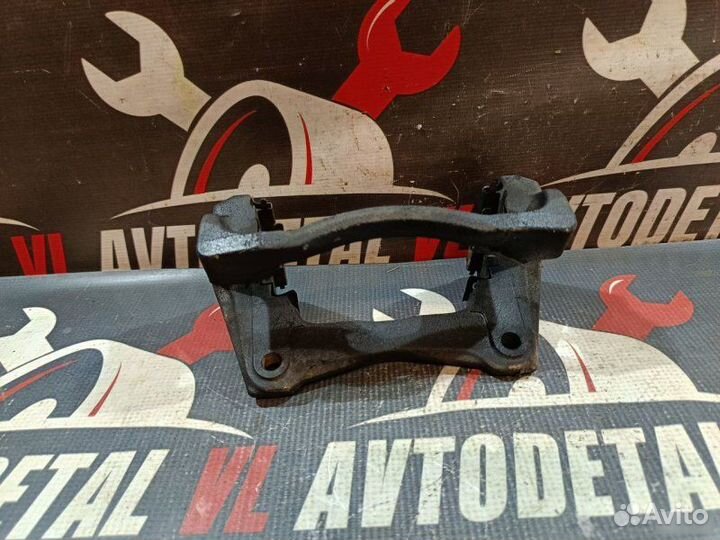 Скоба суппорта передняя Toyota Wish Xe10 минивэн