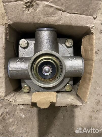 Клапан прискорювальный