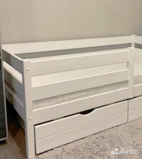 Детская кровать из массива дерева