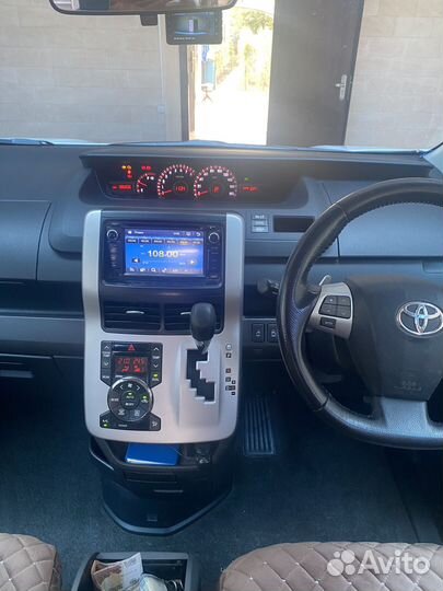 Toyota Voxy 2.0 CVT, 2010, 187 000 км