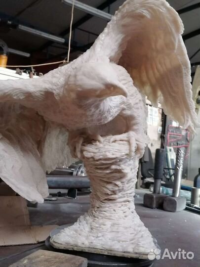 Скульптура орла