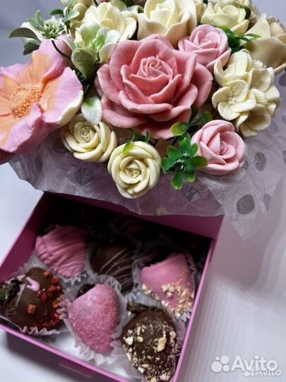 Клубника в шоколаде с цветами