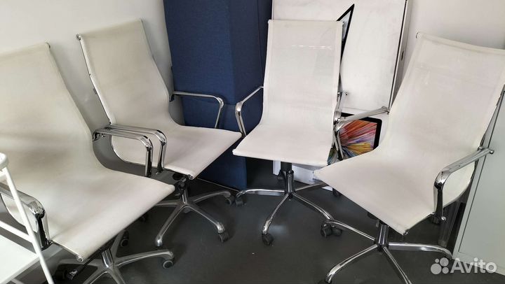 Стул офисный белый на колесах
