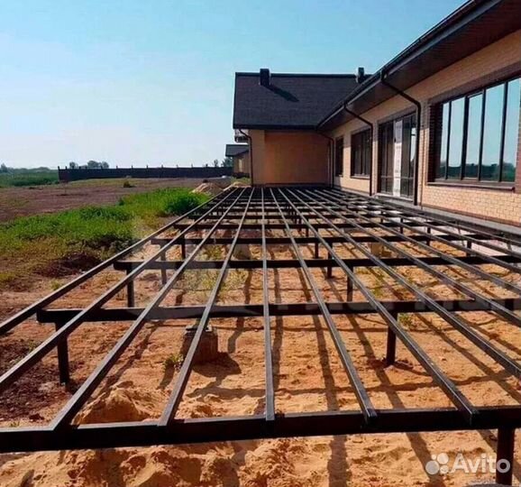 Терраса металл на свайном поле