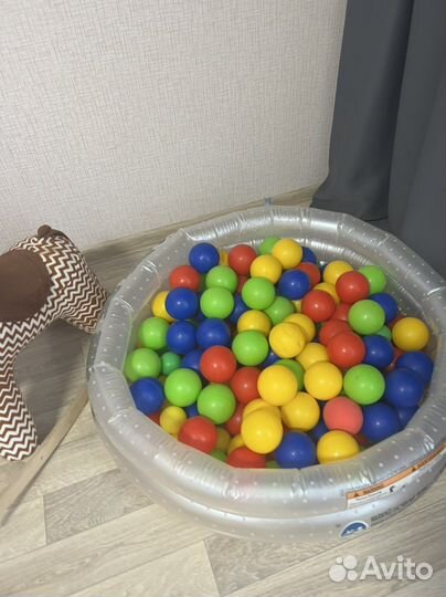 Сухой бассейн с шариками много шаров