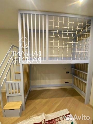 Двухъярусная кровать с сеткой