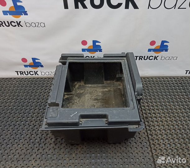 1368673 Ящик инструментальный правый