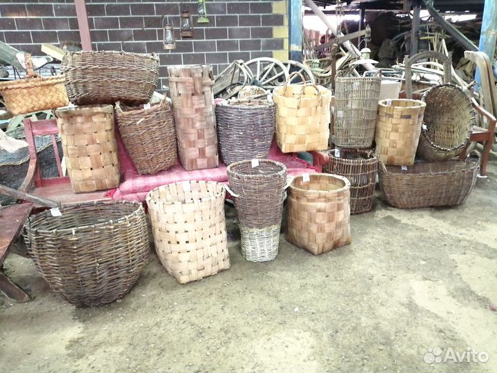 Старинные корзина рубель чугунок бутыль ухват